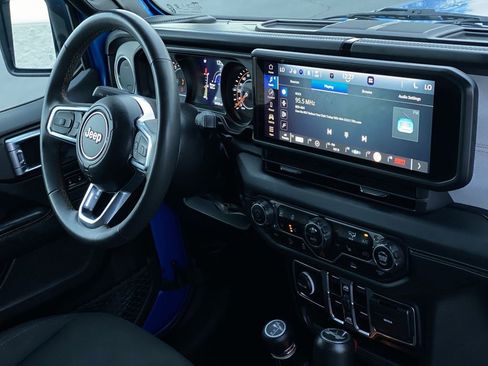 Used 2024 Jeep Wrangler Sahara image 32