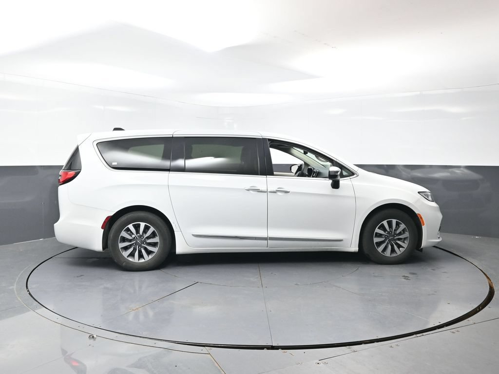 Used 2023 Chrysler Pacifica Limited FWD image 4