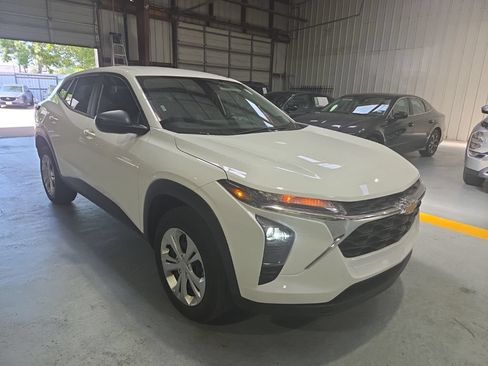 Used 2025 Chevrolet Trax LS FWD image 6