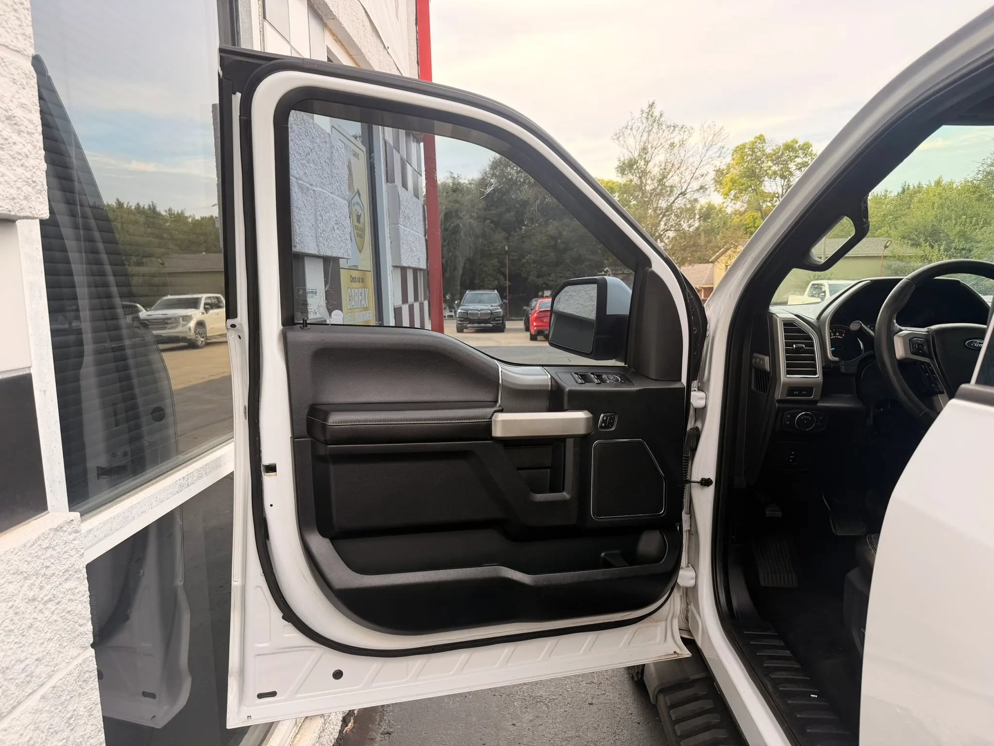 Used 2015 Ford F150 Lariat RWD image 9