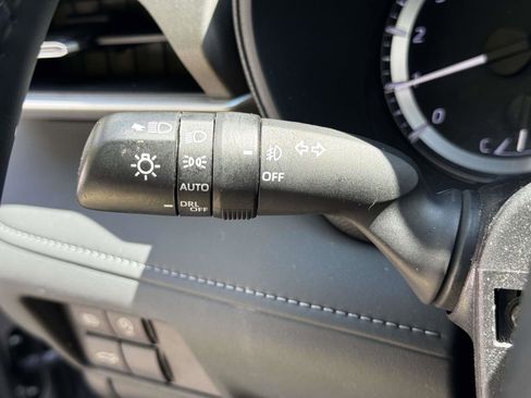 Used 2024 Toyota Highlander LE FWD image 21