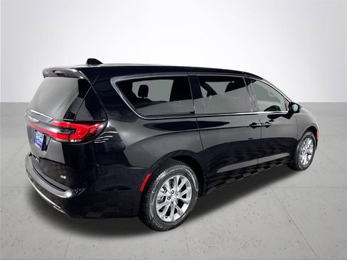 New 2026 Chrysler Pacifica Select image 6