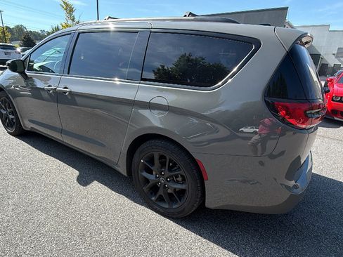 Used 2025 Chrysler Pacifica Limited FWD image 10
