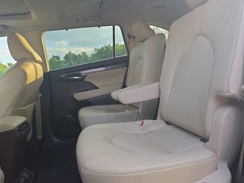 Used 2022 Toyota Highlander Limited AWD/4WD image 16