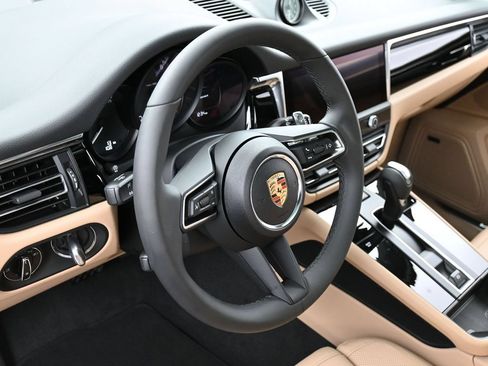 Certified 2025 Porsche Macan AWD/4WD image 17