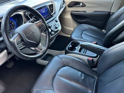 Used 2017 Chrysler Pacifica Touring-L image 9