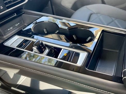 Used 2024 Volkswagen Atlas SE image 16