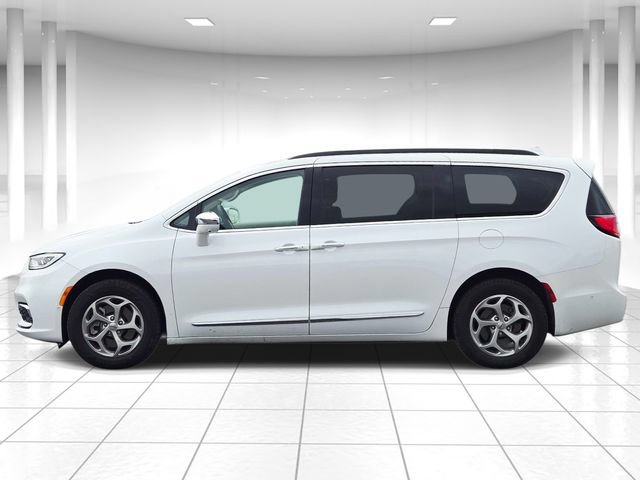 Used 2022 Chrysler Pacifica Limited AWD/4WD image 2