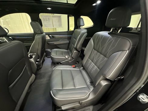 Certified 2025 Buick Enclave Avenir AWD/4WD image 18