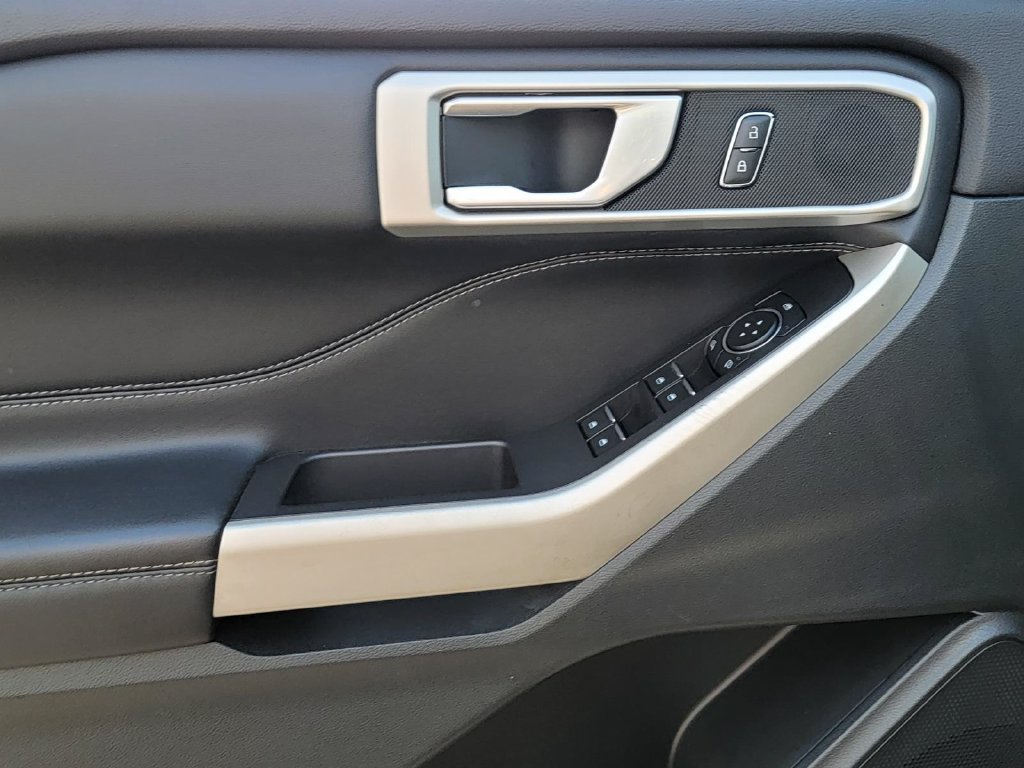 Used 2023 Ford Explorer XLT AWD/4WD image 12