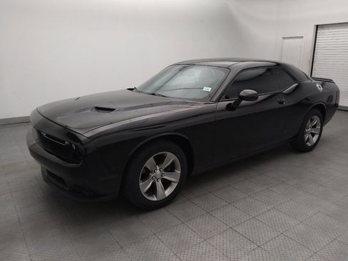 Used 2019 Dodge Challenger SXT RWD image 2