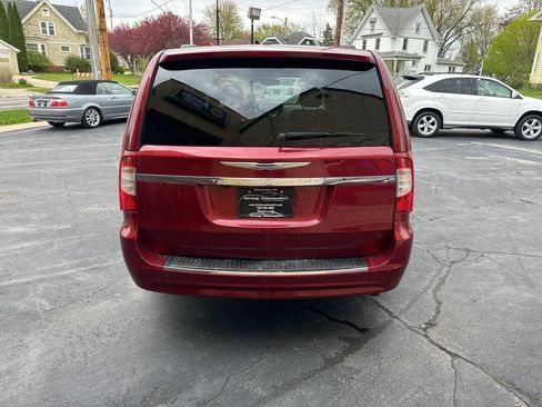Used 2015 Chrysler Town & Country Touring FWD image 4