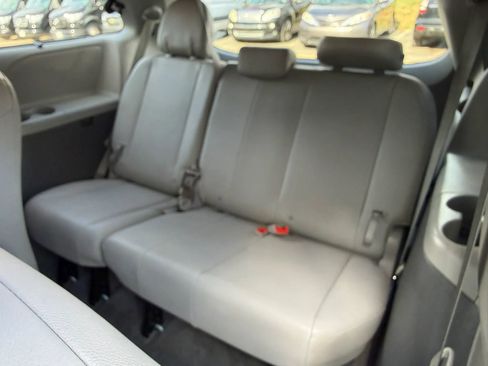 Used 2015 Toyota Sienna XLE image 25