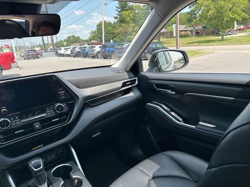 Used 2024 Toyota Highlander XLE image 16