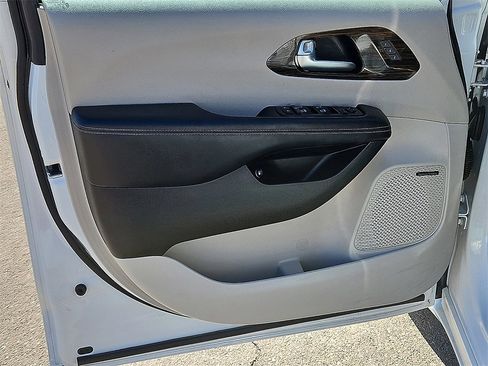 Used 2022 Chrysler Pacifica Limited image 16