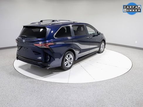 Used 2022 Toyota Sienna XSE image 32