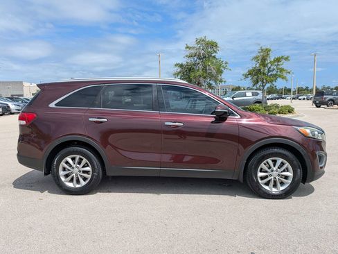 Used 2017 Kia Sorento FWD w/ LX Convenience Package image 4