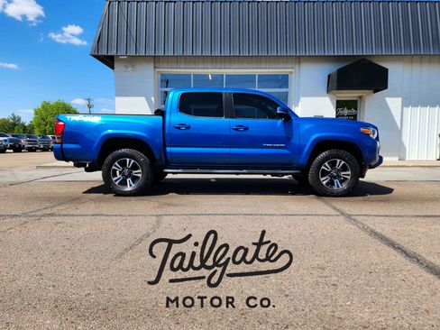 Used 2016 Toyota Tacoma TRD Sport w/ Towing Package AWD/4WD image 1