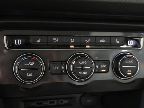 Used 2018 Volkswagen Tiguan SE AWD/4WD image 45