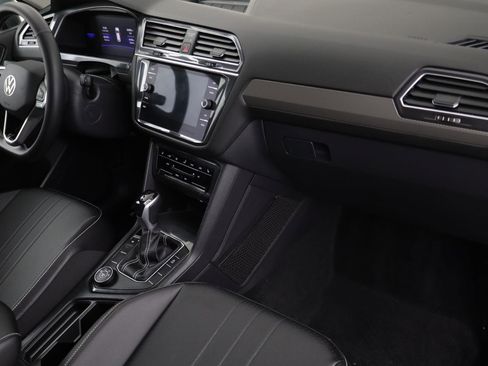 Certified 2022 Volkswagen Tiguan SE image 18