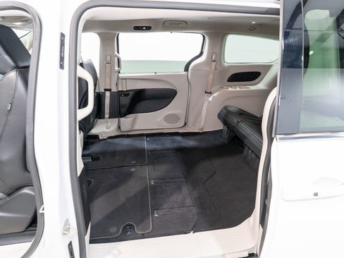 Used 2023 Chrysler Pacifica Touring-L FWD image 29