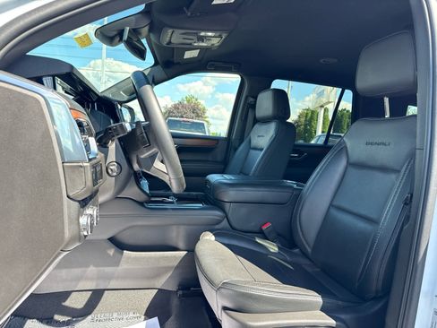 Certified 2025 GMC Yukon Denali AWD/4WD image 11