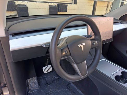 Used 2023 Tesla Model Y Performance AWD/4WD image 13