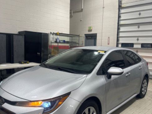 Used 2023 Toyota Corolla LE image 3