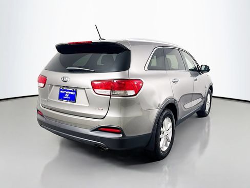 Used 2017 Kia Sorento FWD image 5