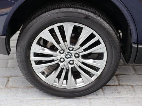 Used 2022 Toyota Venza XLE image 49