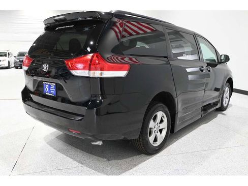 Used 2014 Toyota Sienna LE image 6