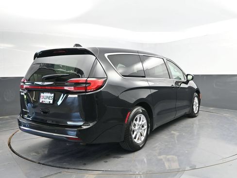 Used 2023 Chrysler Pacifica Touring-L FWD image 9