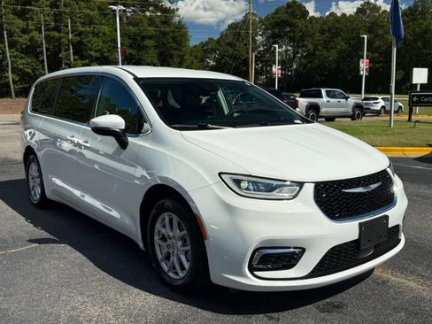 Used 2023 Chrysler Pacifica Touring-L FWD image 2