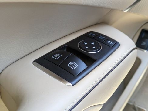 Used 2014 Mercedes-Benz SL 550 image 21