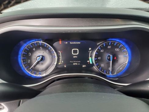 Certified 2024 Chrysler Pacifica Touring-L image 11