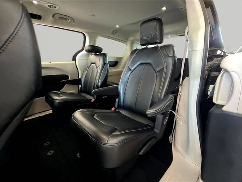 Used 2024 Chrysler Pacifica Touring-L FWD image 22