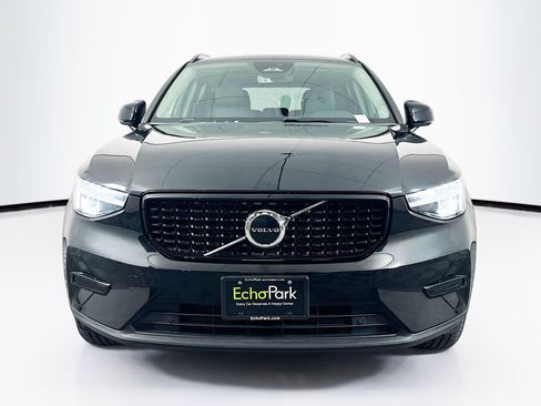 Used 2024 Volvo XC40 B5 Core image 2