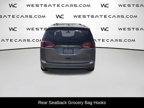 Used 2017 Chrysler Pacifica Touring-L FWD image 8