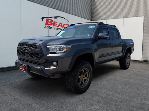 Used 2018 Toyota Tacoma TRD Off-Road AWD/4WD image 1