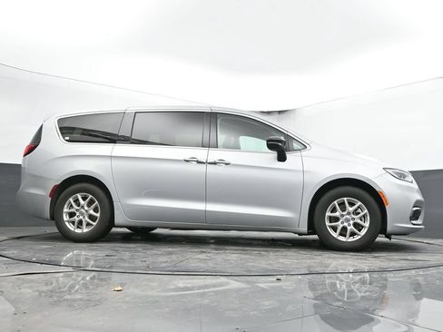Used 2024 Chrysler Pacifica Touring-L FWD image 52