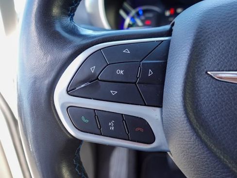 Used 2021 Chrysler Pacifica Touring-L image 13