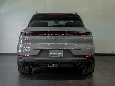 Certified 2025 Porsche Cayenne AWD/4WD image 6