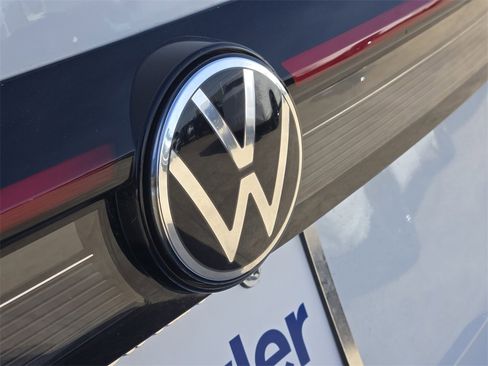 Used 2025 Volkswagen Taos SE image 10