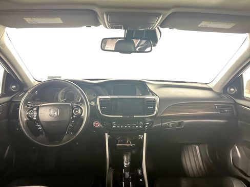 Used 2017 Honda Accord Touring image 12