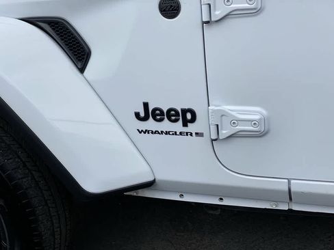 Used 2025 Jeep Wrangler Unlimited Sahara AWD/4WD image 10
