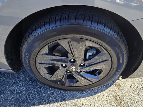 Certified 2022 Hyundai Elantra SEL image 17