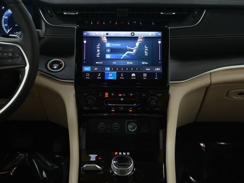 Used 2024 Jeep Grand Cherokee Limited w/ Luxury Tech Group II image 17