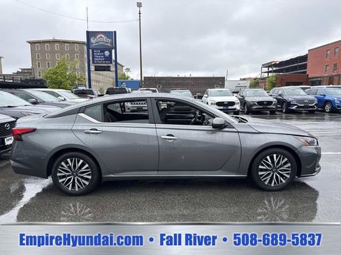 Used 2023 Nissan Altima 2.5 SV FWD image 3