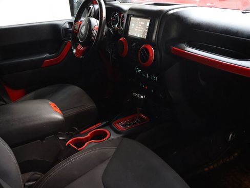 Used 2015 Jeep Wrangler Unlimited Sahara AWD/4WD image 11