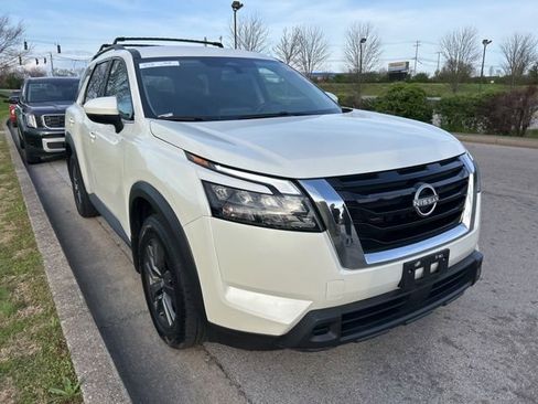 Used 2024 Nissan Pathfinder SV image 2